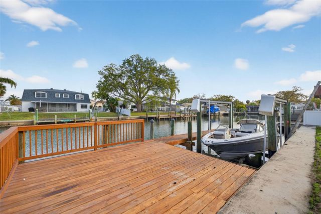 8711 BAY CREST LANE, Tampa, FL 33615