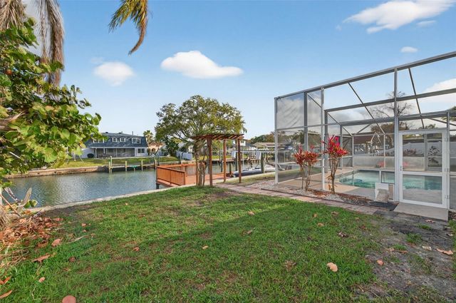 8711 BAY CREST LANE, Tampa, FL 33615