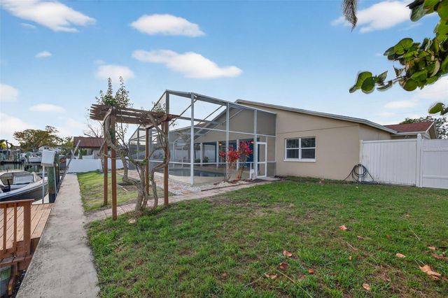 8711 BAY CREST LANE, Tampa, FL 33615