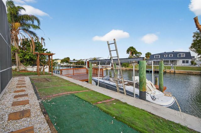 8711 BAY CREST LANE, Tampa, FL 33615