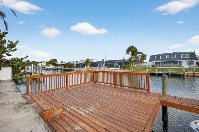 8711 BAY CREST LANE, Tampa, FL 33615