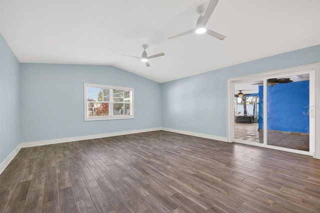 8711 BAY CREST LANE, Tampa, FL 33615