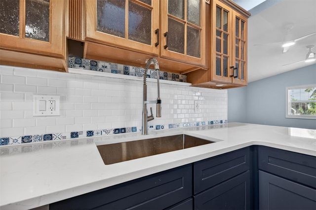 8711 BAY CREST LANE, Tampa, FL 33615