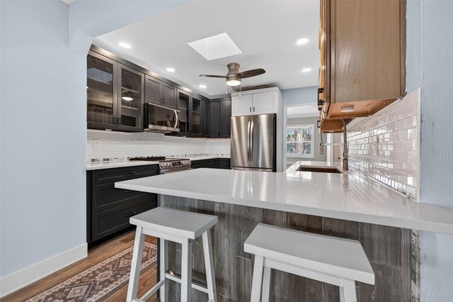 8711 BAY CREST LANE, Tampa, FL 33615