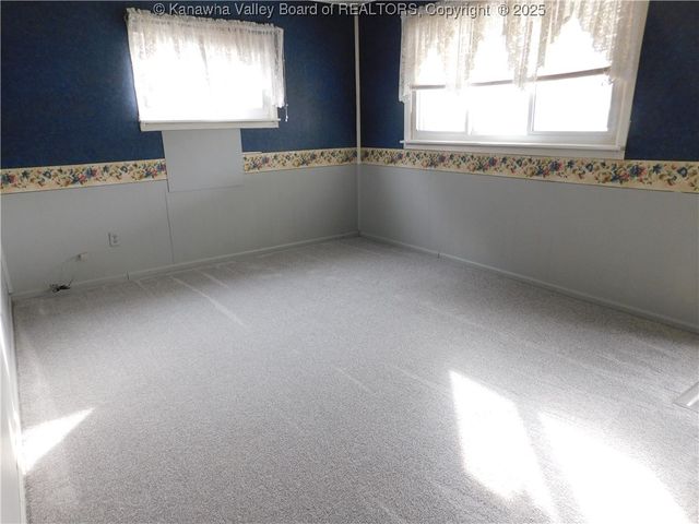 112 Pennsylvania Avenue N, St Albans, WV 25177