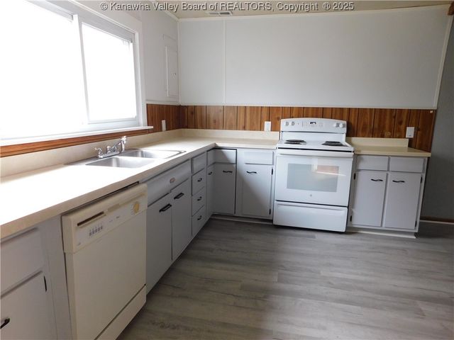 112 Pennsylvania Avenue N, St Albans, WV 25177