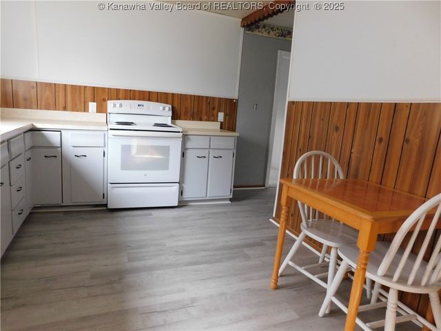 112 Pennsylvania Avenue N, St Albans, WV 25177