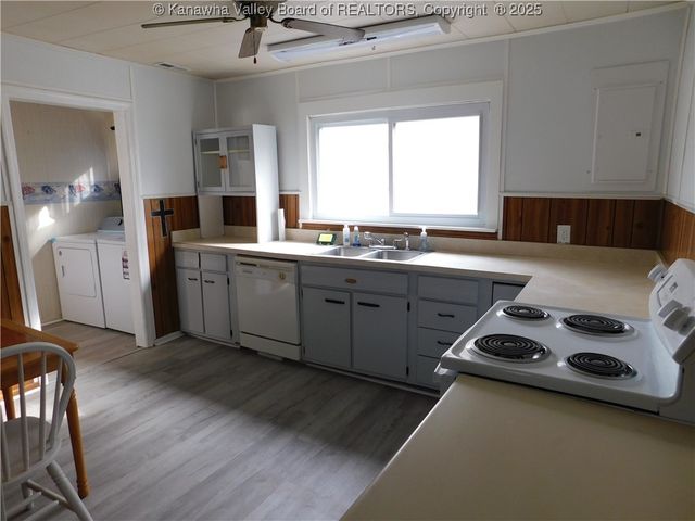 112 Pennsylvania Avenue N, St Albans, WV 25177