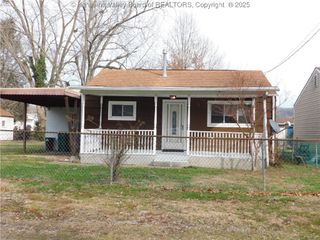 112 Pennsylvania Avenue N, St Albans, WV 25177
