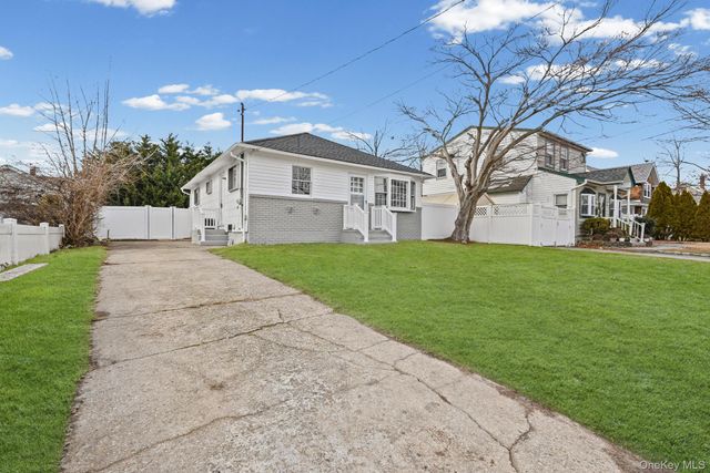 88 N Penataquit Avenue, Bay Shore, NY 11706