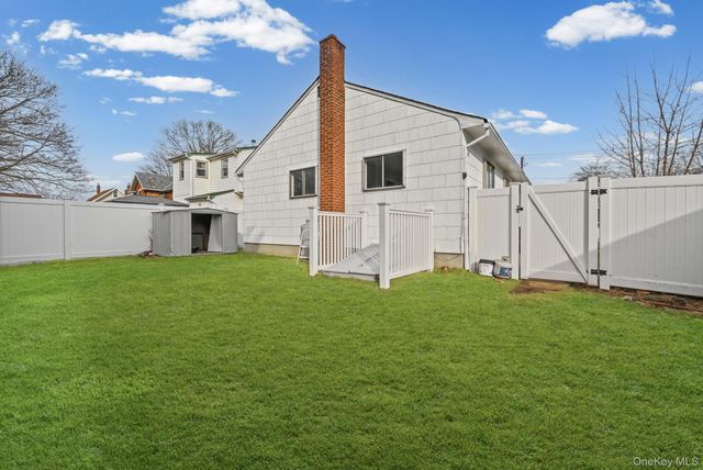 88 N Penataquit Avenue, Bay Shore, NY 11706