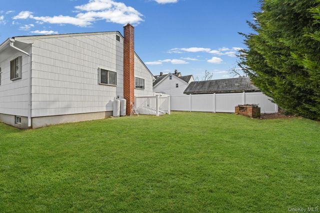 88 N Penataquit Avenue, Bay Shore, NY 11706