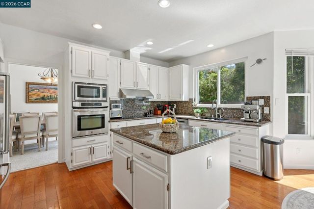 242 El Pueblo Pl, Clayton, CA 94517