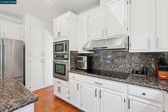 242 El Pueblo Pl, Clayton, CA 94517