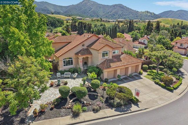 242 El Pueblo Pl, Clayton, CA 94517