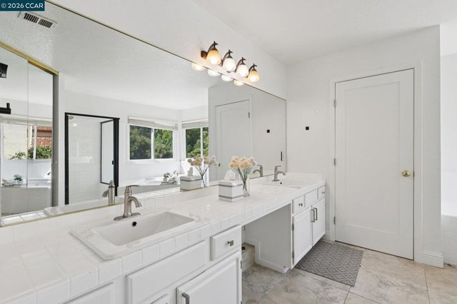 242 El Pueblo Pl, Clayton, CA 94517