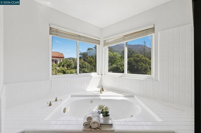 242 El Pueblo Pl, Clayton, CA 94517