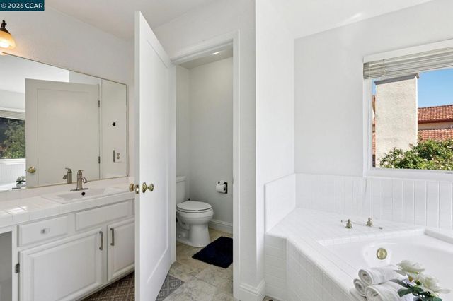 242 El Pueblo Pl, Clayton, CA 94517