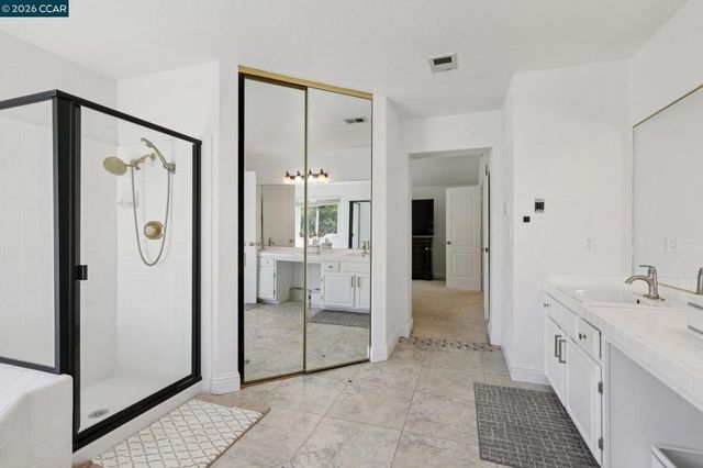 242 El Pueblo Pl, Clayton, CA 94517