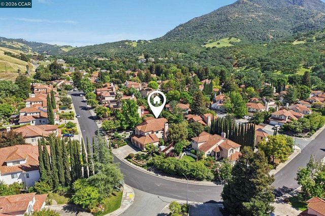 242 El Pueblo Pl, Clayton, CA 94517