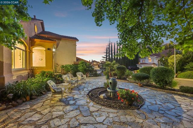 242 El Pueblo Pl, Clayton, CA 94517