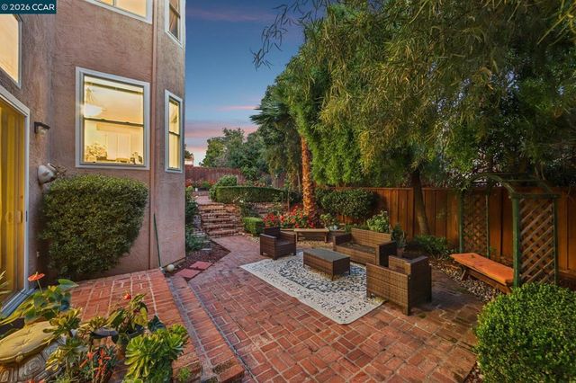 242 El Pueblo Pl, Clayton, CA 94517