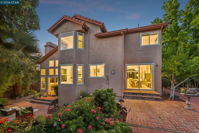 242 El Pueblo Pl, Clayton, CA 94517