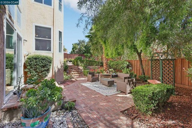 242 El Pueblo Pl, Clayton, CA 94517