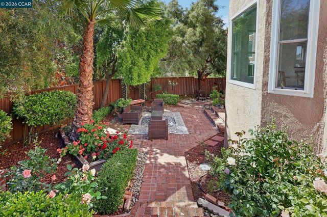 242 El Pueblo Pl, Clayton, CA 94517