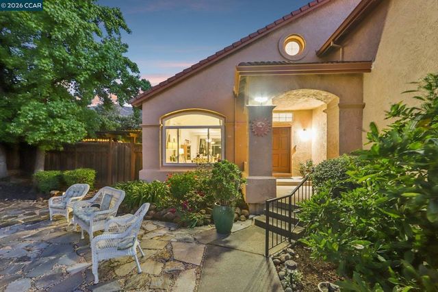 242 El Pueblo Pl, Clayton, CA 94517