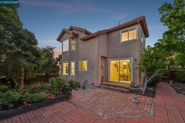 242 El Pueblo Pl, Clayton, CA 94517