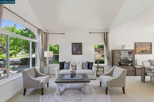 242 El Pueblo Pl, Clayton, CA 94517