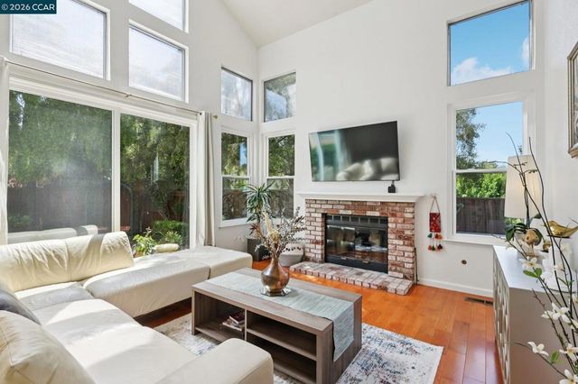 242 El Pueblo Pl, Clayton, CA 94517