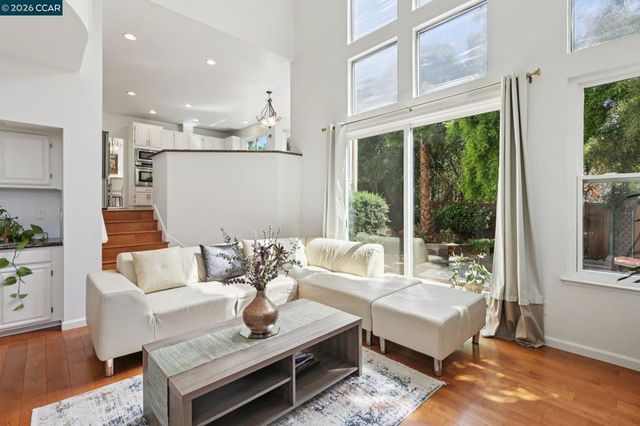 242 El Pueblo Pl, Clayton, CA 94517