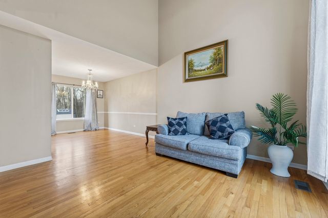 138 Emerald Drive, Streamwood, IL 60107