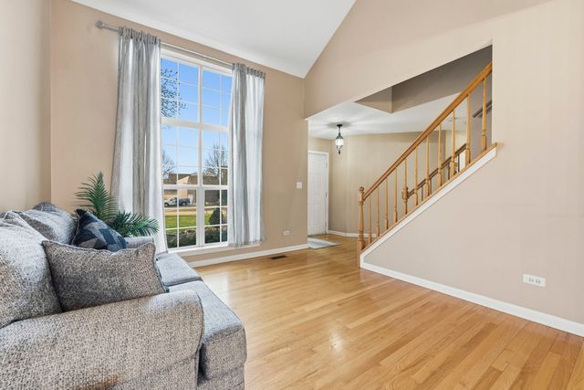 138 Emerald Drive, Streamwood, IL 60107