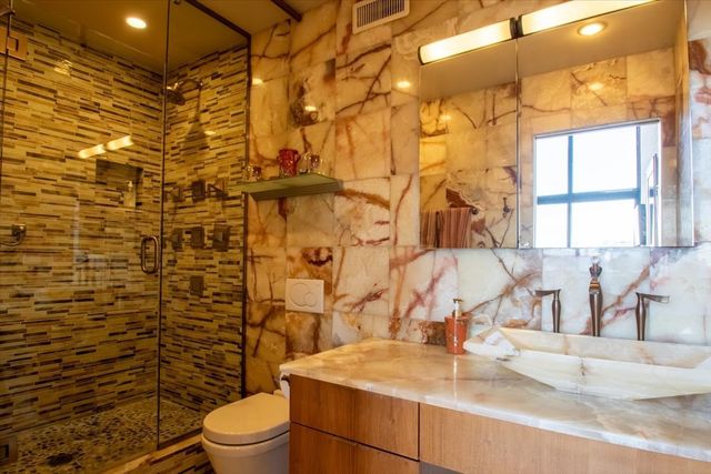 2614 N Clybourn Avenue 301, Chicago, IL 60614