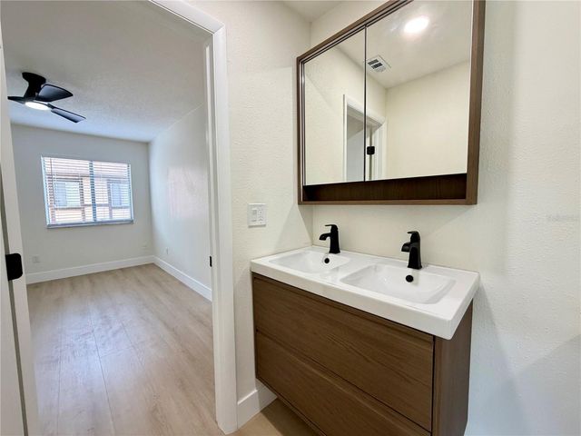5100 PICADILLY CIRCUS 12, Orlando, FL 32839
