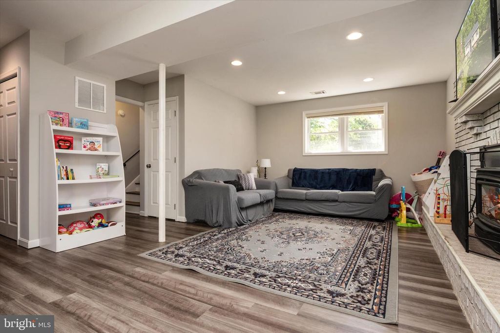 Image 19 of property listing at 10242 CHARLES STREET, La Plata, MD 20646