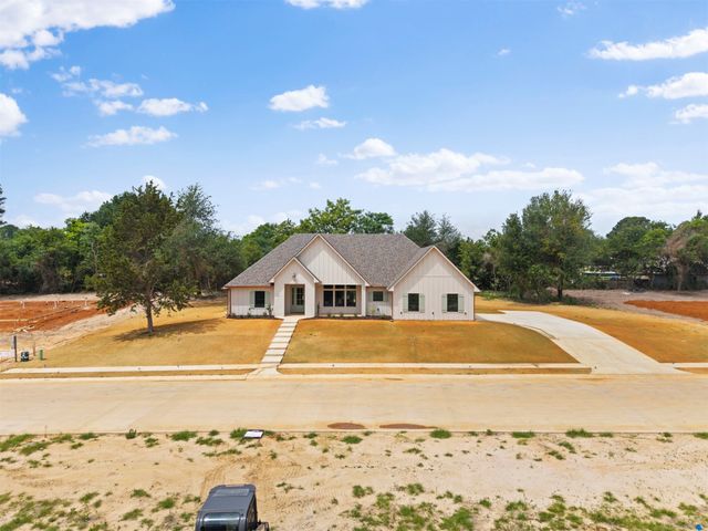 17300 Woodcrest Circle, Lindale, TX 75771
