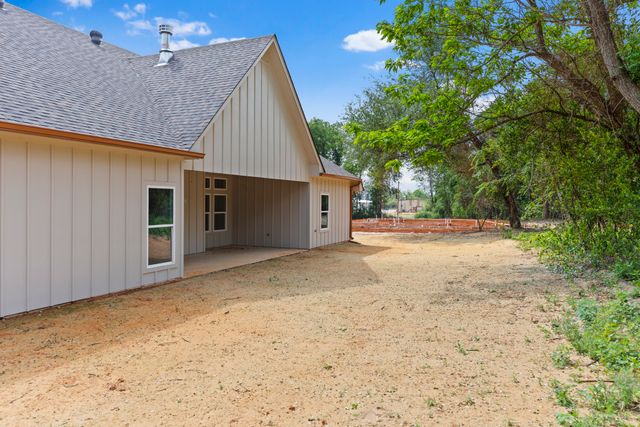17300 Woodcrest Circle, Lindale, TX 75771