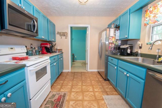 642 Pinewood Drive, Gay, GA 30218