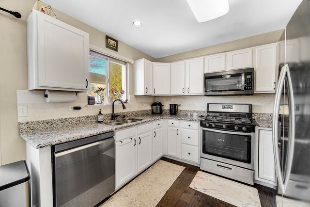 1384 ROXBURY Drive, Aurora, IL 60502