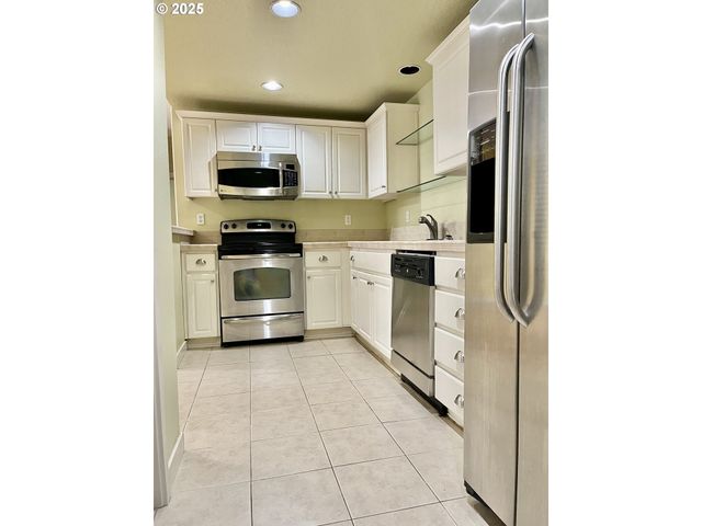 608 Ne ROYDON Ln, Hillsboro, OR 97006