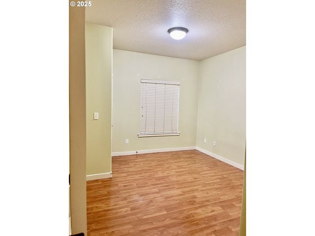 608 Ne ROYDON Ln, Hillsboro, OR 97006