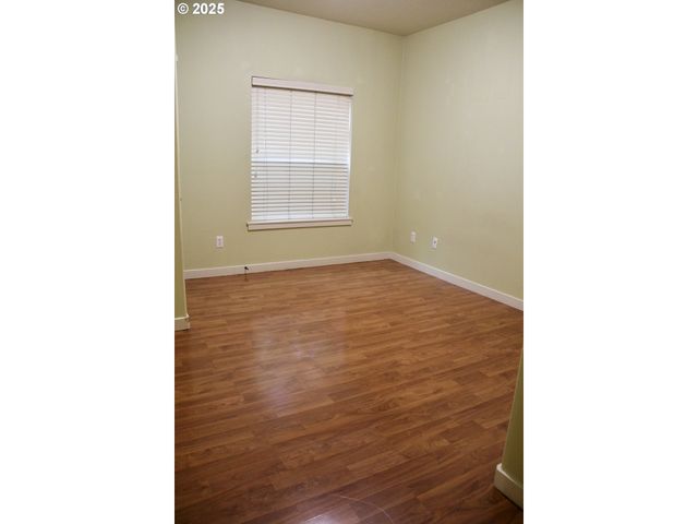 608 Ne ROYDON Ln, Hillsboro, OR 97006