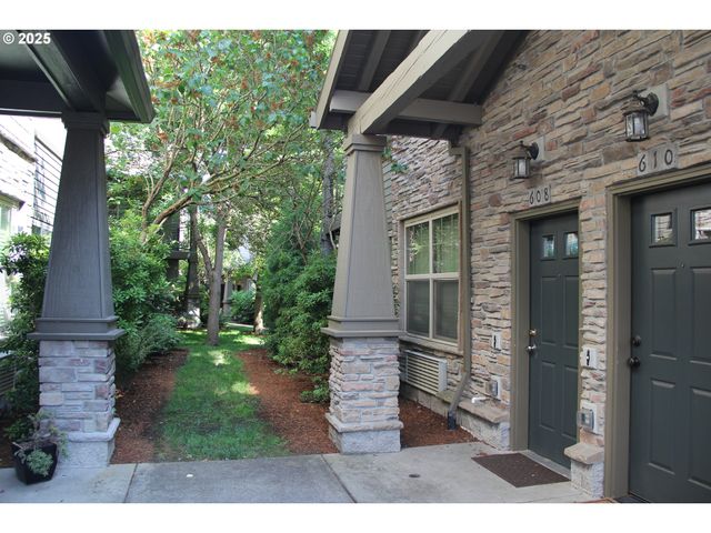 608 Ne ROYDON Ln, Hillsboro, OR 97006