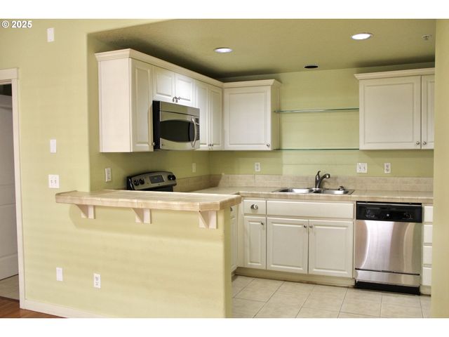 608 Ne ROYDON Ln, Hillsboro, OR 97006