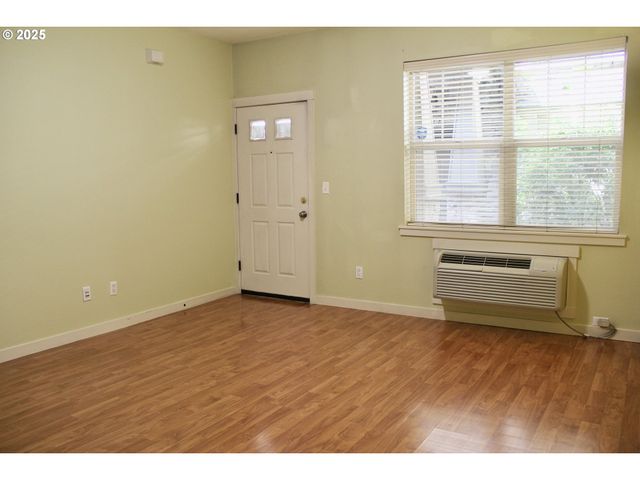 608 Ne ROYDON Ln, Hillsboro, OR 97006