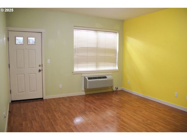 608 Ne ROYDON Ln, Hillsboro, OR 97006